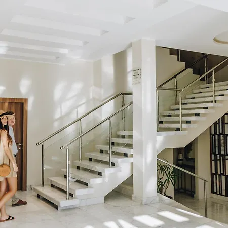 Corsica & Serena Hotell 5*